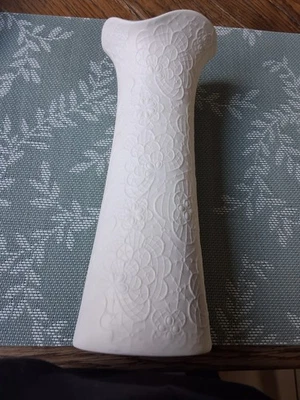 Kaiser Bisquitporzellan Vase. Circa 21 cm hoch. - Bild 1 von 4