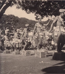 28,5x22 -TAHITI 1949- Danses à PAPEETE - Attribuée** - Vintage argentic print - Picture 1 of 2