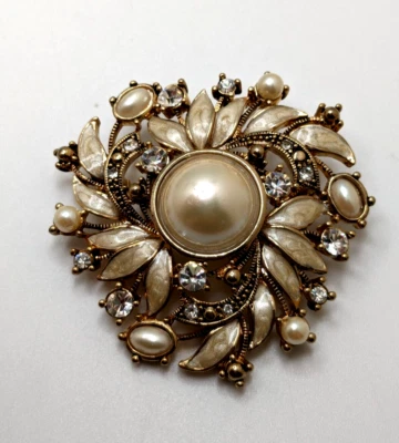 Винтажный Моне белая эмаль жемчуг со стразами венок брошь золотой тон 1950-х - Изображение 1 из 4