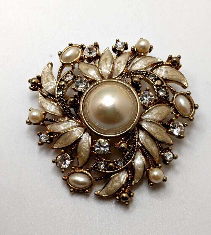 Broche Corona Vintage Monet Esmalte Blanco Perla Estrás Tono Dorado Años 50 Foto 1 de 4