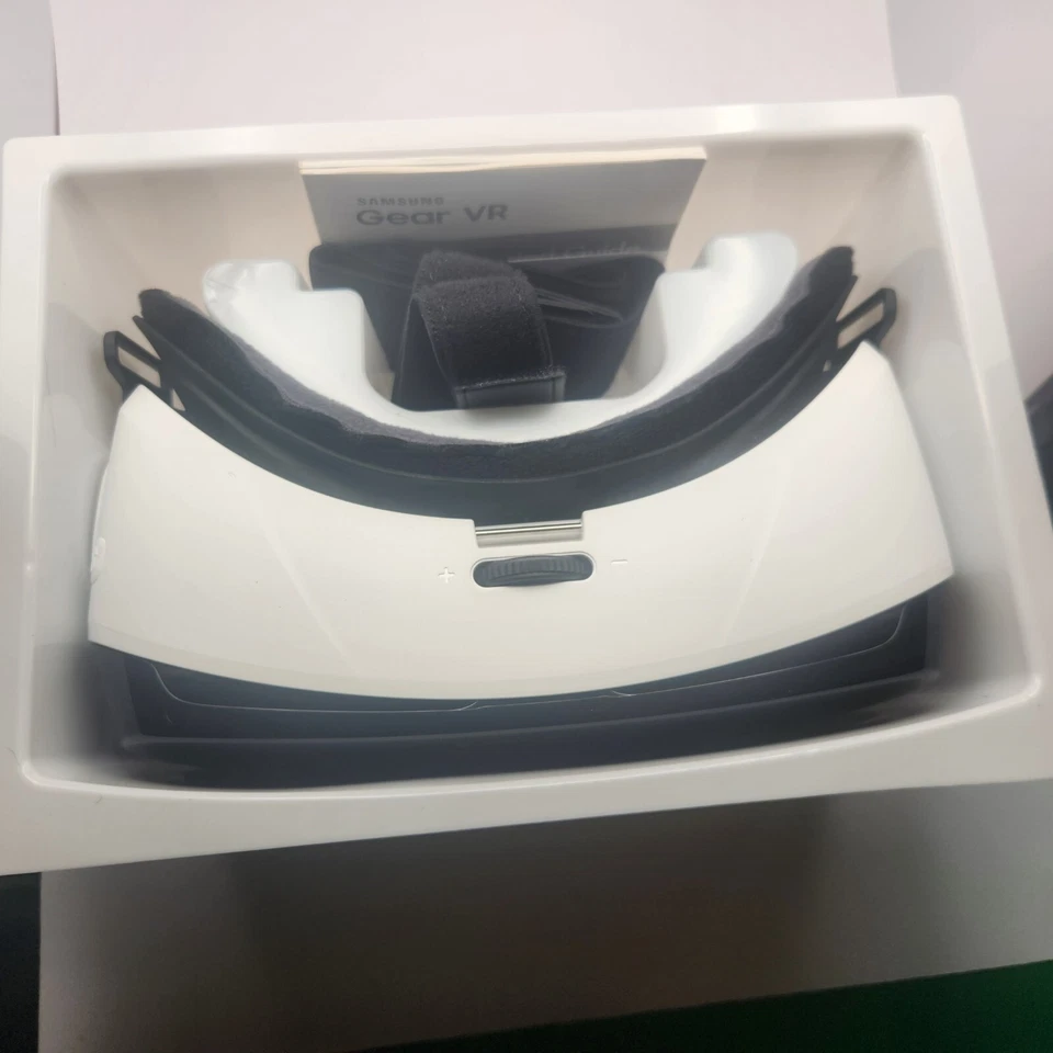 Samsung Gear VR Powered by Oculus Note 5, S6 Edge+, S6, S6 Edge - New, Open Box - Image 1 of 4