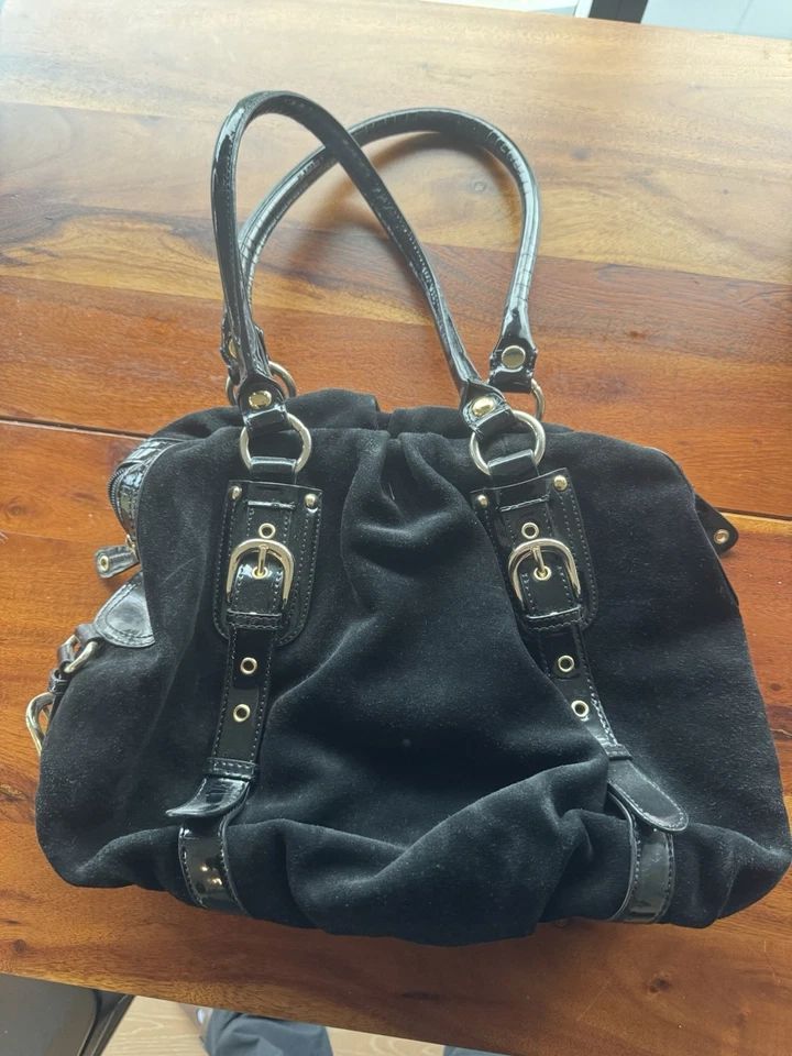 Bolso de mano Hype negro Suade  Foto 1 de 4