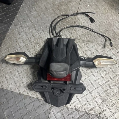 Soporte de etiqueta para guardabarros trasero Kawasaki 300 Ninja OEM señales de giro Foto 1 de 4