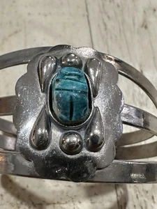 Vintage Silber Farbe Ägyptisch Blau Skarabäus Manschette Armband 2,25" Innendurchmesser - Bild 1 von 8