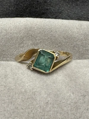 Красивое кольцо из чистого золота 18 карат с чистыми колумбийскими изумрудами и бриллиантами - Изображение 1 из 4