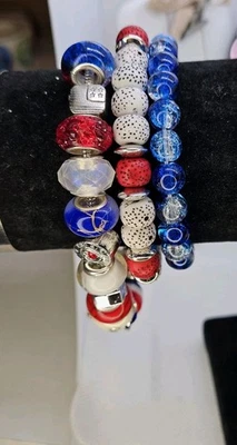 Hermoso llamativo conjunto de 3 pulseras multicolores rojas, blancas y azules Foto 1 de 4