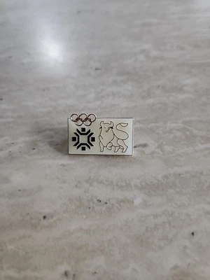 1984 SARAJEVO ADIDAS OLYMPIC PIN MERILL LYNCH BULL PIN GOLD BULL BEIGE RARE - Image 1 of 3