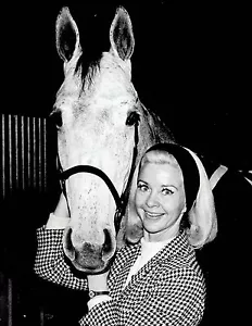 1968 Figura fotográfica vintage campeona de patinaje Barbara Ann Scott posa con caballo yegua - Imagen 1 de 2