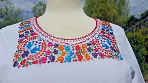 Piccola tunica o top contadino messicano Oaxacan ricamato a mano bianco etnico bohemien - Foto 1 di 5