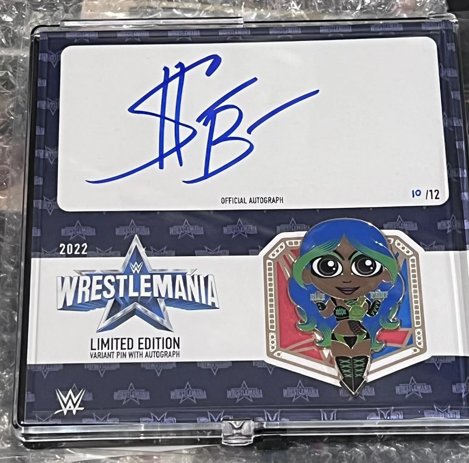PIN AUTÓGRAFO WWE SASHA BANKS WRESTLEMANIA 38 SUPERSTORE DALLAS LIMITADO 10/12 Foto 1 de 1