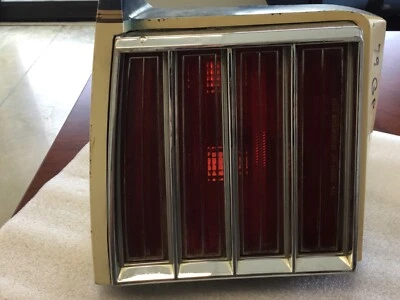 Pontiac Grand Prix 1979 79 luz trasera lente y bisel izquierda envío gratuito Foto 1 de 4