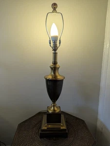 Lámpara de mesa grande vintage de latón con base de diseño de urna griega MCM  - Imagen 1 de 24
