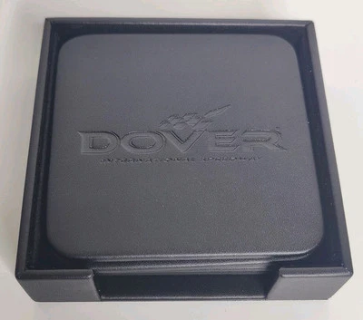 Juego de 4 posavasos cuadrados y soporte DOVER INTL SPEEDWAY Dacasso de cuero sintético negro nuevo en caja Foto 1 de 4