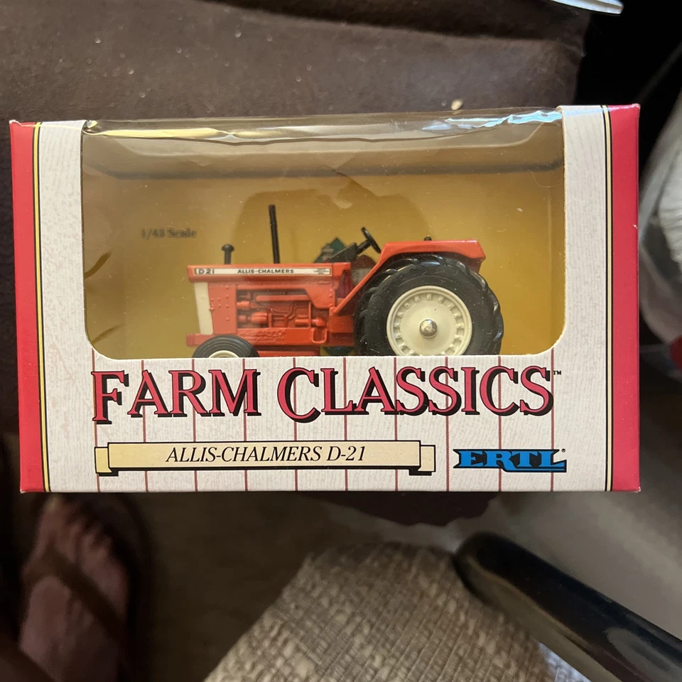 Ertl Vintage Vehicles Allis-Chalmers D-21 Tractor Scale 1:43  #2555 - Image 1 of 1