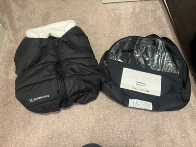 Cubierta porta asiento de coche Uppababy CozyGanoosh Aria Mesa negra  Foto 1 de 4