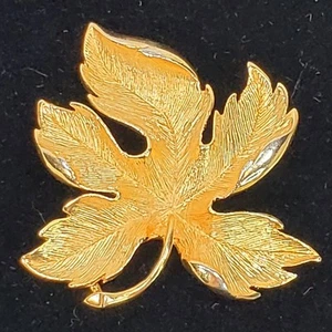 Realistic Leaf Blowing Naturecore Textured Gold Tone Brooch 1.25" Unsigned Vtg - Picture 1 of 4