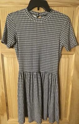 Forever 21 超可爱黑色和白色方格连衣裙带性感镂空背面 M 码 — 第 1/4 张图片