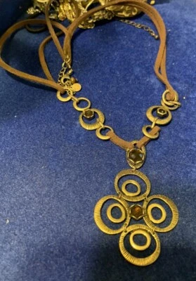 Collar con cordón de cuero cristal rubí tipo brutalista arte latón Axcess Liz Claiborne Foto 1 de 4