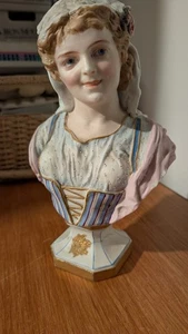 Antica squisita statuina tedesca di donna in costume elaborato - Foto 1 di 7