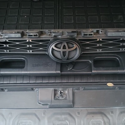 Toyota 4Runner 2019 2020 2021 2022 2023 2024 gris parrilla superior delantera Foto 1 de 4