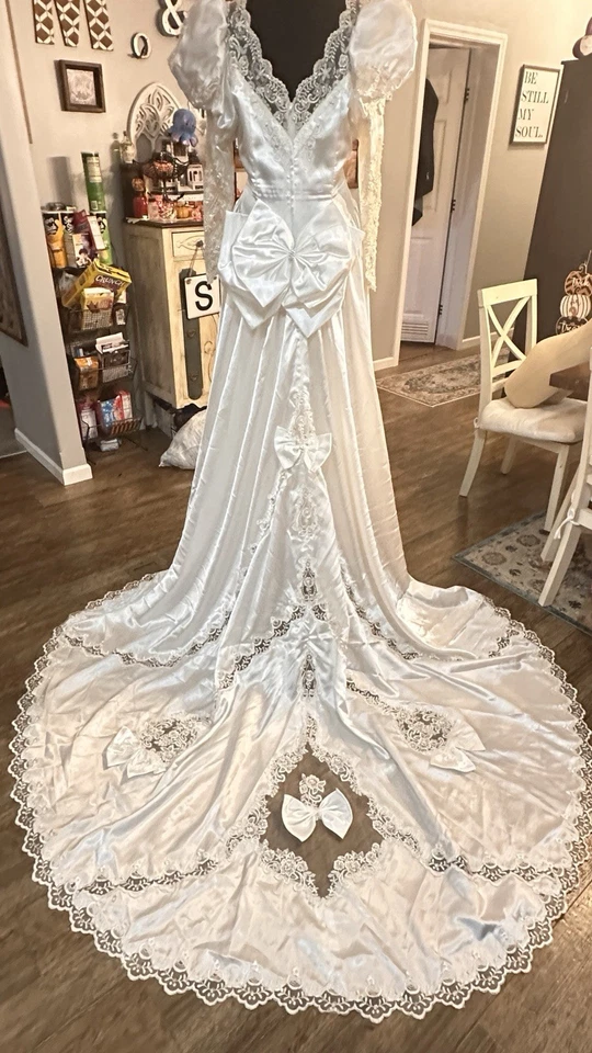 Vestido de novia vintage Alfred Angelo brillante marfil satinado manga larga  Foto 1 de 4