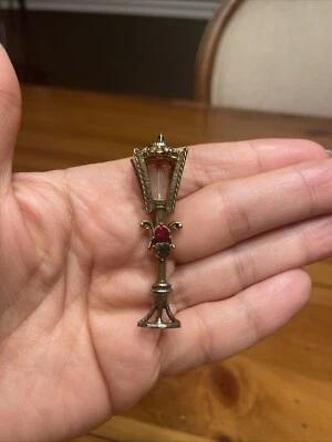 Винтажная Рождественская Брошь Hollycraft Заколка Фонарь Свет Пост Красные Зеленые Стразы - Изображение 1 из 4