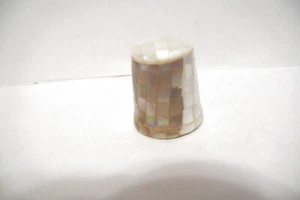 THIMBLE BRASS COVERED IN MOTHER OF PEARL & BROWN SHELLS PHILIPPINES - Foto 1 di 5