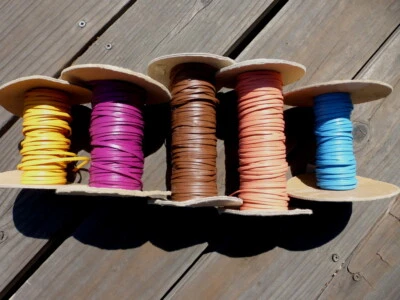 Borde de cordones de cuero genuino: cuero de vaca plegado liso de 1/8", colores surtidos Foto 1 de 4