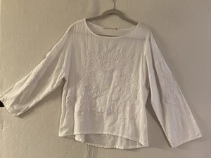 Weiche Umrandung bestickt Langarm Top Rosen weiß S (6-8) (Neu mit Etikett) - Bild 1 von 16