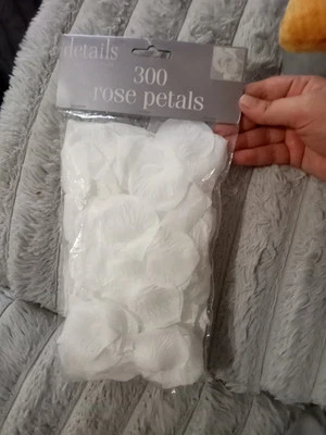 BRAND NEW! White Rose Petals Party Decoration: 300 Pcs  - Image 1 of 2