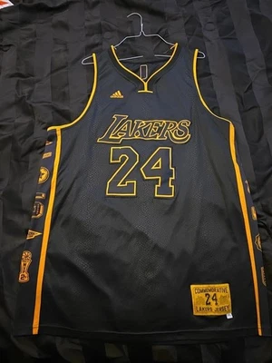 Camiseta preta comemorativa pré-propriedade Kobe Bryant Mamba Lakers - Imagem 1 de 4