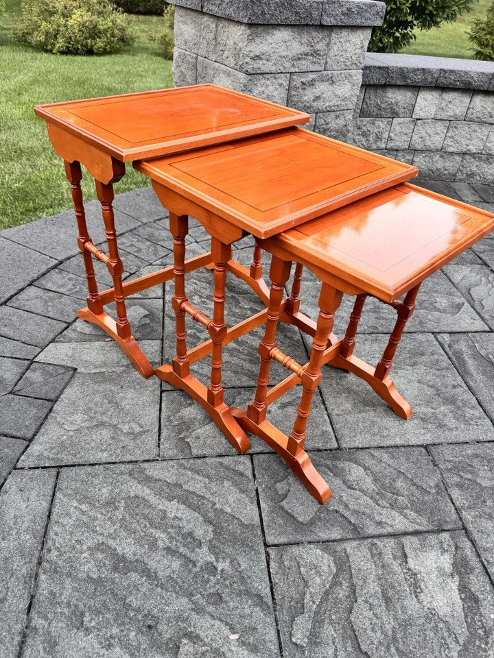 Mesas auxiliares anidadoras de madera de bambú sintético estilo inglés vintage Rumania - Juego de 3 Foto 1 de 4