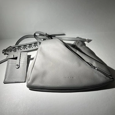 Cartera Hobo Calvin Klein Geo Rocky Road - Gris con Bolsillo Lateral Foto 1 de 4