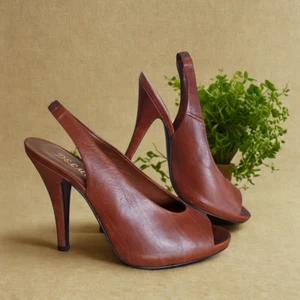 Zapatos de salón Delman marrón camel tacón peep toe con correa elástica talla 8M - Imagen 1 de 11