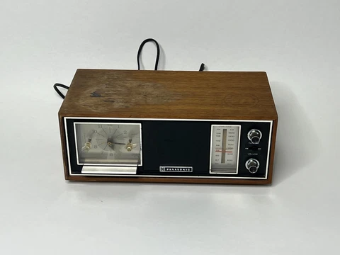 1968 Panasonic Walnut Wooden Clock Radio RC-7247 WORKS Made in Japan Cover