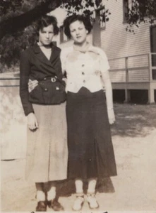 1935 Dos Mujeres Elegantes Vestidos Estructura de Madera Fondo Informal Día - Imagen 1 de 3