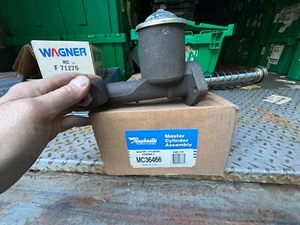 mc36466 MASTER CYLINDER 9W. RAYBESTOS 1973 -1977 FORD 450 500 5500 MIDLAND - Picture 1 of 3