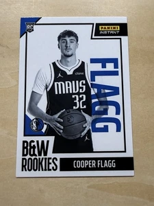 2025 NBA PANINI INSTANT NOIR ET BLANC 16 COOPER FLAGG DALLAS MAVS ROOKIE PR 256 - Photo 1/2