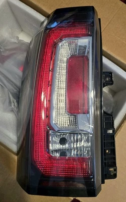 Par de luces traseras OEM para GMC Yukon XL Denali 2017 - usadas, buen estado Foto 1 de 4