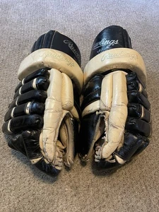 Rawlings Vintage NHL Boston Bruins Hockey Gloves - Picture 1 of 10
