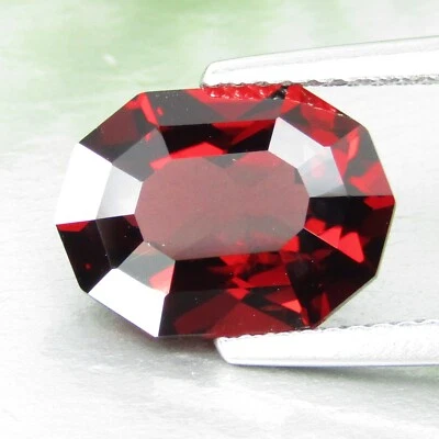 Gema suelta de corte personalizado ovalada granate almandino color rojo encantador natural de 3,46 quilates Foto 1 de 4