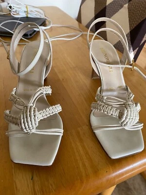 Bruno Magli white sandals with hills, size 35 (US 5), pre-owned, good condition  - Imagem 1 de 4