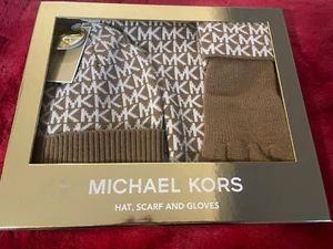 Nuevo conjunto de gorro, guantes y bufanda MICHAEL KORS logotipo MK camel/blanco precio de venta sugerido por el fabricante $148 - Imagen 1 de 2