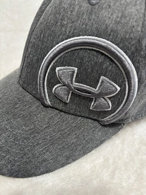 Gorra Under Armour Niños Ajustada Juvenil S/M Gris Logo Bordado  Foto 1 de 4