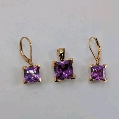 Juego de pendientes y colgantes de zafiro púrpura de laboratorio tono dorado  Foto 1 de 4