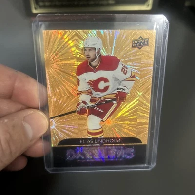 2020-21 UD Extended Dazzlers Gold Insert Elias Lindholm DZ-105 Calgary Flames - Image 1 of 4