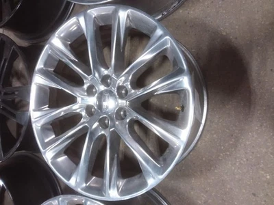 Rueda 22x9 12 radios Opt SHO compatible con 17-20 ESCALADE 2048282 Foto 1 de 3