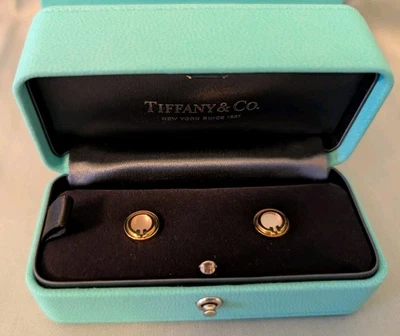 Серьги-гвоздики из розового золота 18 карат с перламутром Tiffany T - Изображение 1 из 4