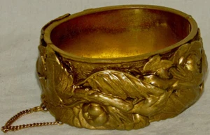 BRACCIALE UNICO ANTICO EPOCA VITTORIANA ORNATO REPOUSSE AMPIO OVALE OTTONE con CATENA - Foto 1 di 5