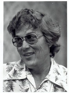 1975 Original Photo singer and actor Jimmy Dean modeling sunglasses fashion - Picture 1 of 2